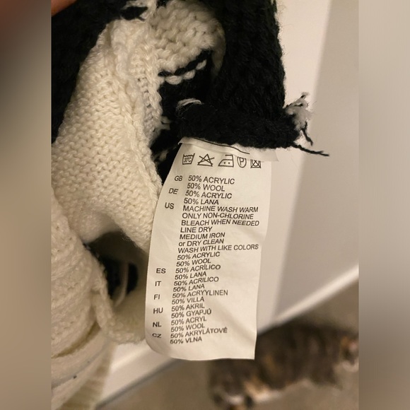 Women’s Red Dragon Cowichan Knit Wool Sweater - Picture 6 of 6